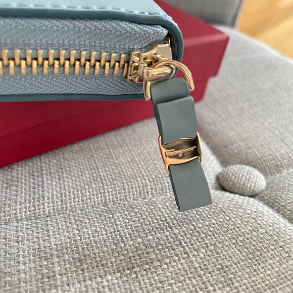 Salvatore Ferragamo Bow Cardholder - Picture 4 of 10